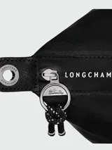 Cartera de mano Longchamp modelo Le Pliage Energy tamaño S, confeccionada en lona de color bordó con detalles en cuero negro. Cuenta con doble asa superior, correa de hombro ajustable y extraíble, cierre principal con cremallera y solapa frontal con broche a presión.