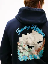 Buzo con capucha y cordones ajustable Tommy Hilfiger, color azul marino, confeccionado en felpa de algodón. Cuenta con bolsillo tipo canguro y logo gráfico bordado en el pecho en tonos celestes.
