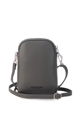 Bandolera pequeña tipo porta celular, color verde claro, confeccionada en cuero sintético. Cuenta con cierre principal, bolsillo frontal con tapa y broche a presión, y correa ajustable extraíble.