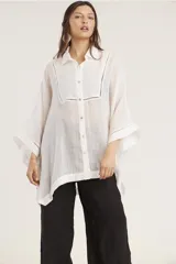 Camisa de manga ancha, color verde salvia, con cuello camisero y cierre frontal de botones. Presenta detalles de pespunte decorativo en el canesú frontal.