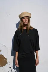 Sombrero de rafia 100%, de diseño tipo casquete con ala vuelta y tejido texturizado en tono tostado.