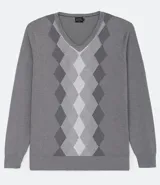Suéter gris de tejido de punto con cuello en V y patrón de rombos en tonos grises y blancos.