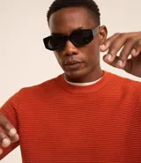 Suéter celeste de punto con textura acanalada horizontal, cuello redondo y mangas largas con puños ajustados.