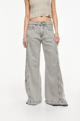 Jean de denim celeste de tiro alto y silueta wide leg, con costuras marcadas, bolsillos funcionales, bolsillo trasero inferior con bordado y terminación desflecada en el ruedo.