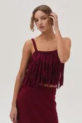 Top tejido color bordó con lurex, breteles anchos y flecos en el frente y espalda.