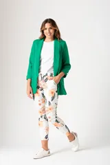 Blazer clásico verde Benetton con botón dorado, corte clásico que estiliza y terminaciones impecables en las costuras.