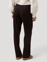 Pantalón recto de tiro alto color marrón, confeccionado con mezcla de lana y poliéster reciclado. Cuenta con pretina limpia, botón lateral decorativo y cierre invisible.