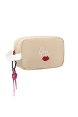 Necessaire rectangular de color negro con cierre superior. Presenta un estampado frontal con la palabra 'Love' y un diseño de labios en color fucsia. Incluye una correa de muñeca blanca con la inscripción 'LOVE OREIRO' y un detalle colgante de cordones trenzados en tonos fucsia y violeta.
