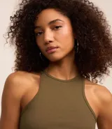 Musculosa negra de rib con escote halter y corte ajustado.