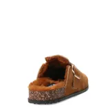 Zuecos de mujer marca Miss Carol, modelo Lucero, en color tostado. Presentan un diseño de punta cerrada con interior de piel sintética y una correa ajustable con hebilla metálica en el empeine. La suela es plana con detalle de corcho y base de goma negra.