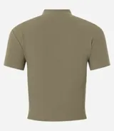 Blusa corta de cuello alto y mangas cortas, confeccionada en tejido rib texturizado color marrón.