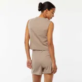 Chaleco de vestir color beige con escote en V y cierre frontal con botones.