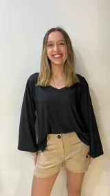 Blusa color marrón de tela con lycra, con escote en V y mangas anchas acampanadas.