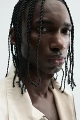 Cazadora de algodón color crema, corte regular fit, con cuello solapa, cierre frontal de cremallera y puños y bajo elásticos. Presenta bordado a tono en el delantero y espalda, y un parche combinado a contraste en la espalda.