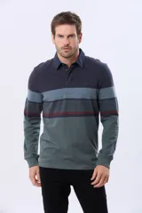 Remera polo de manga larga con diseño de franjas horizontales en tonos azul, gris y detalles en bordó. Presenta cuello camisero con cierre de botones y puños elásticos.