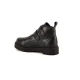 Bota de caña baja confeccionada en cuero vacuno encerado color negro, con suela track de 3 cm y doble tira con hebillas metálicas en el empeine.