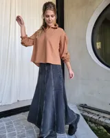 Pollera larga de denim color celeste claro, con corte en A y talle alto con elástico en la cintura.