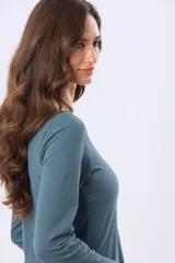 Remera de manga larga con cuello redondo, confeccionada en tejido de algodón suave con caída ligera y corte clásico.