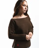 Sweater marrón de lana corriedale con cuello bote y manga larga.