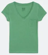 Remera básica celeste con escote en V, manga corta y bolsillo pequeño en el pecho.