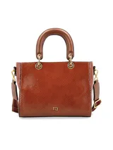 Cartera de mano de cuero sintético con acabado charol y textura de piel de reptil en color tostado. Cuenta con doble asa rígida superior, herrajes dorados y correa ajustable y removible.