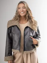 Campera marrón con cuello y puños de piel sintética color beige.