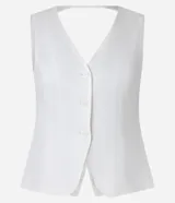 Chaleco de vestir color blanco hueso, con escote en V, cierre frontal con botones y espalda abierta. Corte sastrero.