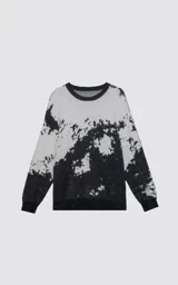 Sweater de punto con diseño abstracto tipo tie-dye o manchado en tonos gris y negro, de cuello redondo, manga larga y corte oversize. Presenta terminaciones en punto rib en cuello, puños y ruedo.