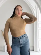 Polera color dulce de leche, tejida con cuello alto y corte crop.