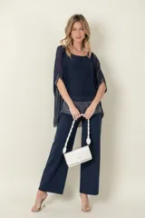 Cartera rectangular color blanco de símil cuero, con correa corta trenzada y correa larga lisa.