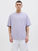 Camiseta lila de manga corta con estampado en la espalda de hojas y círculos en tonos blanco y naranja.