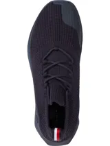 Zapatillas de running Tommy Hilfiger color azul marino, confeccionadas en tejido de punto elástico de poliéster reciclado. Cuentan con plantilla de acupresión, suela dentada de goma y caucho, trabilla distintiva y monograma TH grabado en la entresuela.