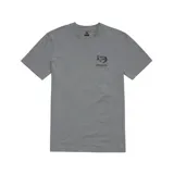 Remera gris de manga corta con cuello redondo y estampado pequeño en el pecho de un lagarto con la palabra "Emerica.".