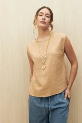 Top sin mangas de lino y viscosa, color negro, con escote redondo y caída relajada. Presenta hombros levemente marcados y botones forrados en la espalda.