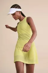 Musculosa deportiva de calce ajustado, confeccionada en tejido técnico con textura microperforada para mayor transpirabilidad. Presenta cuello redondo y diseño anatómico que favorece la libertad de movimiento.