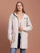 Gabardina impermeable color beige, marca Weatherproof, con cierre central, bolsillos delanteros con botones a presión, capucha desmontable y forro interno.