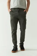 Pantalón cargo azul marino para hombre, con bolsillos laterales y traseros con solapa, cierre con cremallera y botón, trabillas para cinturón y logo en grifa de cuero. Confeccionado en algodón y spandex.