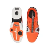 Championes de fútbol sala Munich modelo Attack 04, color naranja vibrante con detalles en negro y blanco. Presentan un diseño técnico con malla transpirable, refuerzos laterales y suela de goma diseñada para un agarre óptimo en superficies de pista.