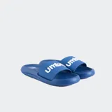 Ojotas tipo slide Umbro Twise, color azul vibrante, con tira ancha que lleva el logo de Umbro en relieve en color blanco.
