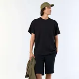 Bermuda de French Terry color negro, de corte recto y diseño liso.