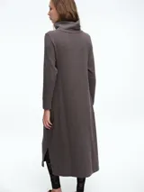Vestido midi de punto a rayas horizontales en gris y negro, con cuello alto y mangas largas. Diseño de corte recto y ajuste cómodo.