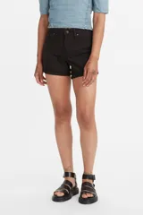 Short de jean negro de tiro medio con ruedo doblado.