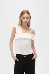 Top blanco de poliéster, al cuerpo, con bretel ancho y cuello asimétrico.