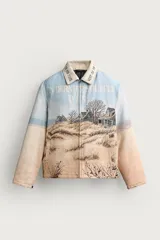 Cazadora relaxed fit de tejido jacquard ligeramente acolchado, con estampado de paisaje costero y texto "Un dernier souffle d'été". Cuenta con cuello solapa con inscripción, manga larga, bolsillos de vivo en la cadera y cierre frontal con cremallera.