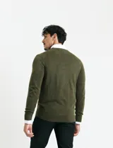 Sweater de punto con escote en V y manga larga, confeccionado en tejido acrílico con textura suave.