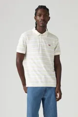 Chomba manga corta a rayas horizontales color blanco, amarillo y celeste, con cuello clásico y logo de la marca bordado en el pecho.