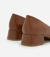 Zapato femenino tipo scarpin de color marrón, con puntera fina y tacón bloque de altura media.