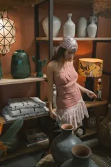 Minifalda negra de encaje con volados y cintura alta.