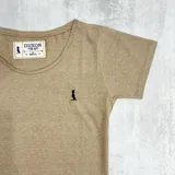Remera beige de algodón con cuello ancho y manga corta.