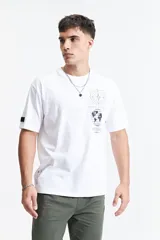 Remera blanca de manga corta con corte oversize y estampado con dibujos técnicos en el frente.